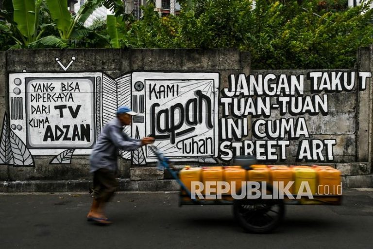 pedagang-air-keliling-melintas-di-dekat-mural-yang-bertuliskan_210824195414-153.jpg